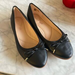 Clark’s cushion ballet flats with bow size 9M. Only worn once.